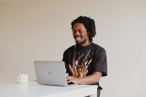 black man laptop_maketyourdream.com